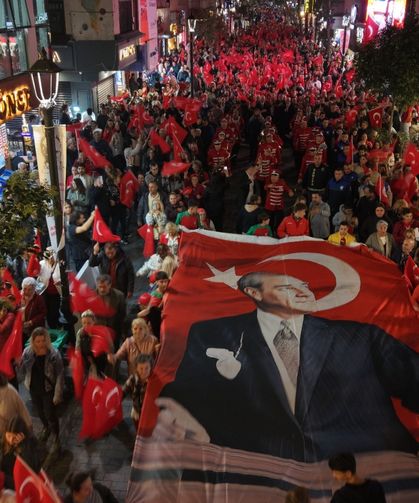 Karşıyaka'da fener alayı coşkusu: Binler Türk bayraklarıyla yürüdü