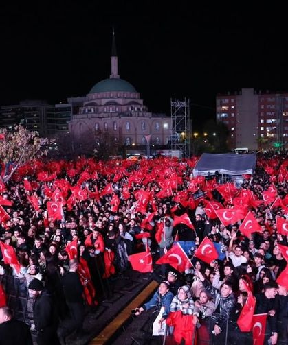 Menemen’de tarihi Cumhuriyet kutlaması: On binlerce vatandaş alanı doldurdu
