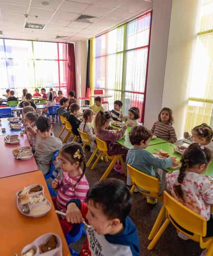 İzmir’de miniklerin sofrası Büyükşehir’den! Eğitim ücretleri de düştü