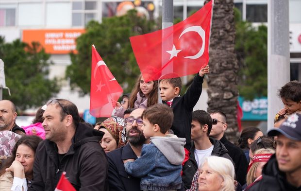 İzmir'de 23 Nisan coşkusu meydanlara taştı!