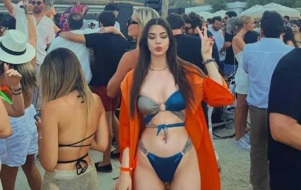 O pozlar gündem oldu! Deren Talu'nun Yunanistan kaçamağı