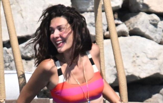 Bergüzar Korel Fethiye'de! Bikinili tatil pozlarına beğeni yağdı