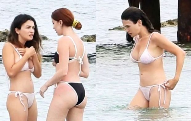 Özge Yağız ve Kübra Balcan Çeşme'de bikiniyle böyle görüntülendi