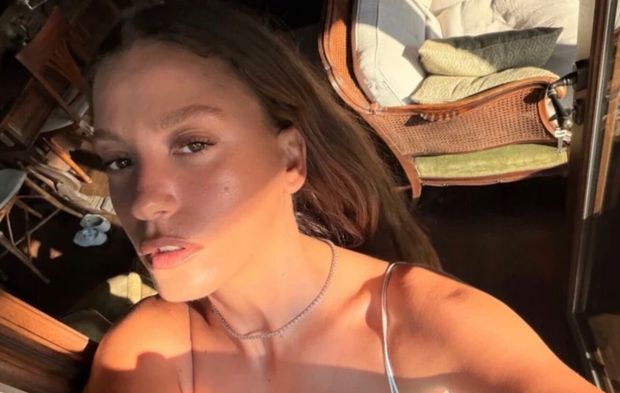 Serenay Sarıkaya'dan derin dekolteli tatil pozları