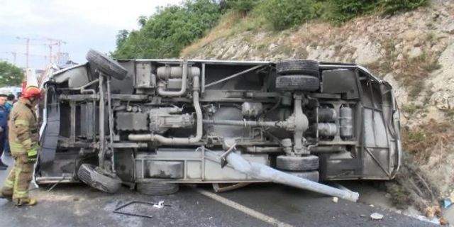 Başakşehir'de servis minibüsü devrildi; 6 yaralı