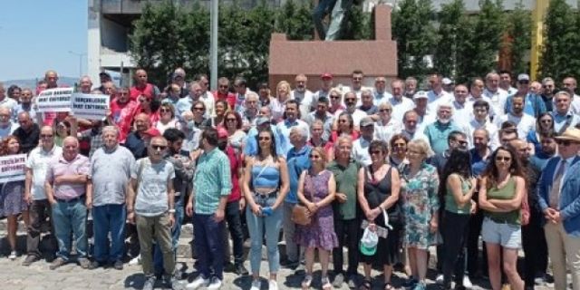 İzmir’de gazetecilerden dezenformasyon yasasına tepki: Bizi özgür bırakın