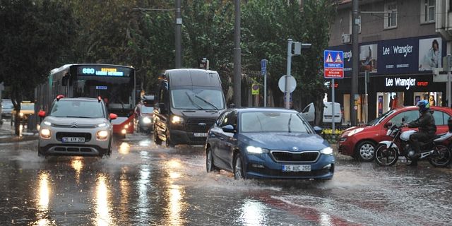 İzmir'de aniden bastıran yağmur hayatı felç etti