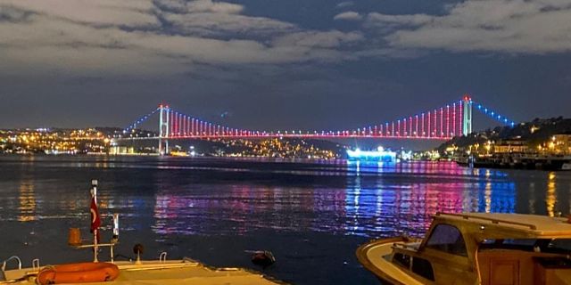 Karabağ Zaferi için köprüler Azerbaycan renklerinde yandı