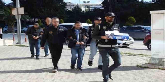 Çeşme'de sahte kimlikle arsa satmaya çalışan 2 kişiye suçüstü