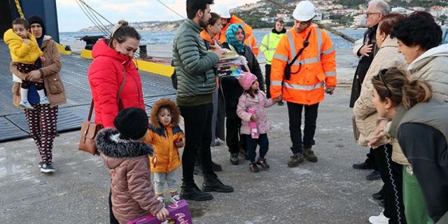 İskenderun'dan 21 depremzede gemiyle İzmir'e geldi