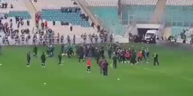 Bursaspor Amedspor maçı öncesi kavga çıktı. Saha karıştı