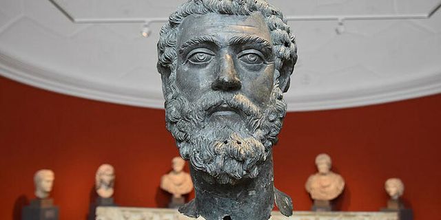 İmparator Septimus, eksik başını bekliyor