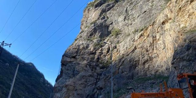 Heyelan ve kaya düşmesi riski olan kara yolunda çelik halatlı önlem