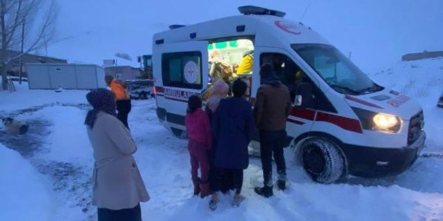 Yolu kardan kapanan mahallede doğum sancıları tutan kadının yardımına ekipler yetişti