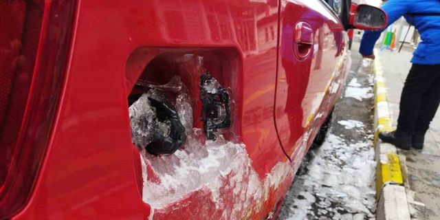 Ardahan’da dondurucu soğuklarda aracın depo kapağı dondu