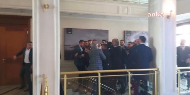 AK Parti’li Meclis üyeleri gazeteciye saldırdı