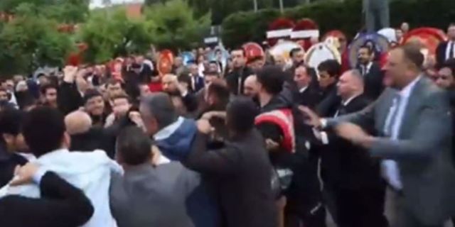 Çelenk koyma töreninde CHP ve MHP'liler arasında arbede çıktı