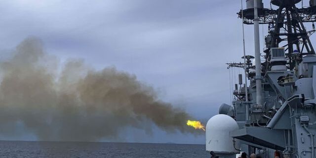 Rus savaş gemisi Karadeniz'de uyarı ateşi açtı!