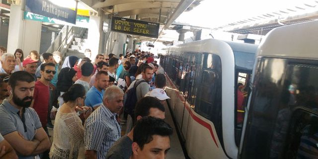 İzmir Metrosu'ndaki arıza ulaşımı çileye çevirdi!