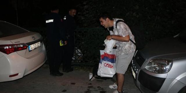 Derede mahsur kaldı kurtarılırken arkadaşı kahkaha attı