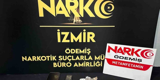 İzmir’de uyuşturucu satıcısı aracında yakalandı