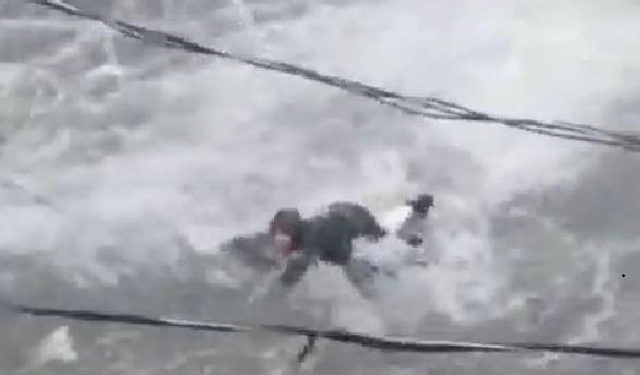 Bayrampaşa'da sele kapılan kadın sürüklendi