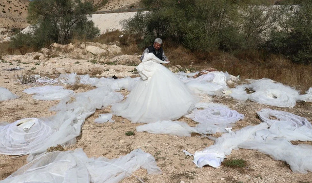 Çok sayıda gelinlik boş arazide keşfedildi