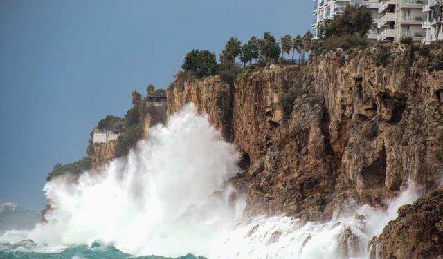 Antalya'da turuncu kod verildi, falezlere vuran dalgalar 30 metre havaya yükseldi!