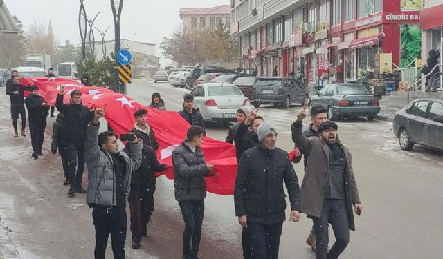 Aşkale'de gençler, şehitler için karlı havada yürüdü