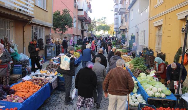Aydın'ın köklü geçmişine tanıklık eden salı pazarı, hala yerel halkın ilgi odağı
