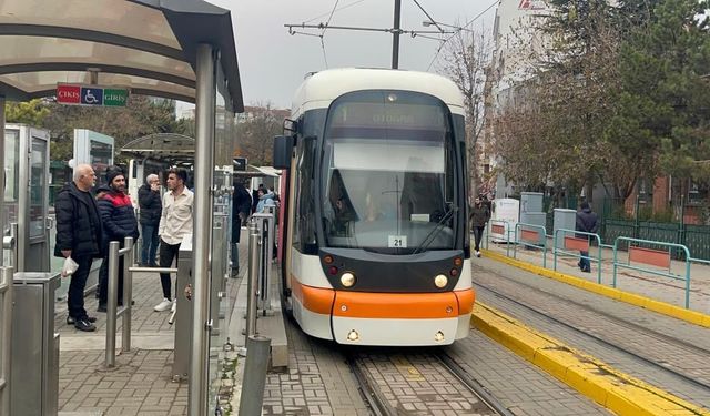 Eskişehir'de tramvayda gürültü kavgası: 1 yaralı, şüpheliler gözaltında