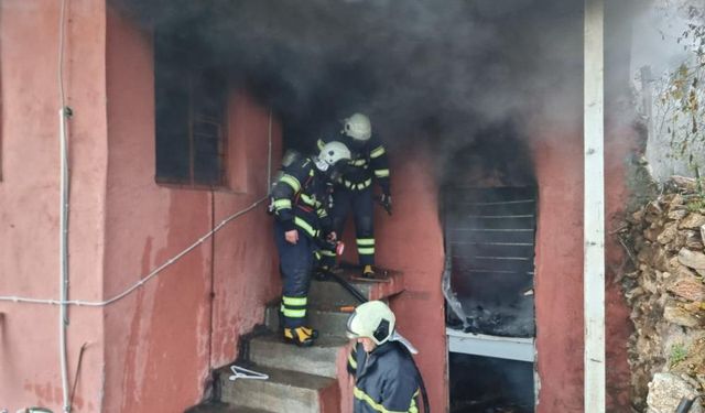 Kozan'da korkutan yangın: Ev kullanılamaz hale geldi