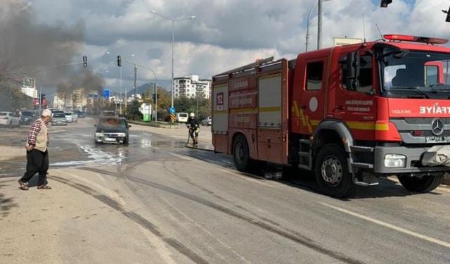 Adana'da otomobil alev alev yandı, sürücü son anda kurtuldu