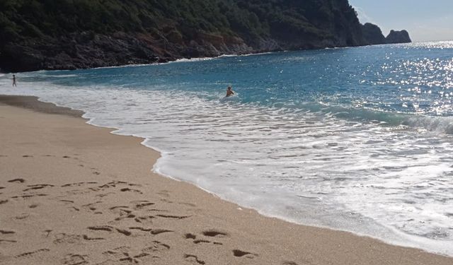 Alanya'da ocak ayında sıcaklık 20 derece: Turistler plajları doldurdu!