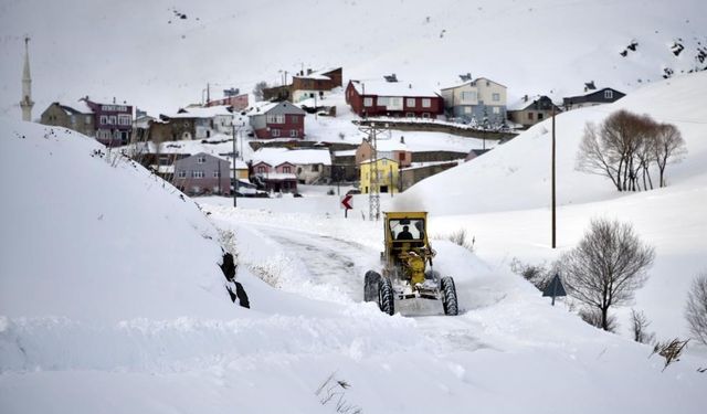 Erzincan'da kar yağışı başladı, yüksek kesimler beyaza büründü