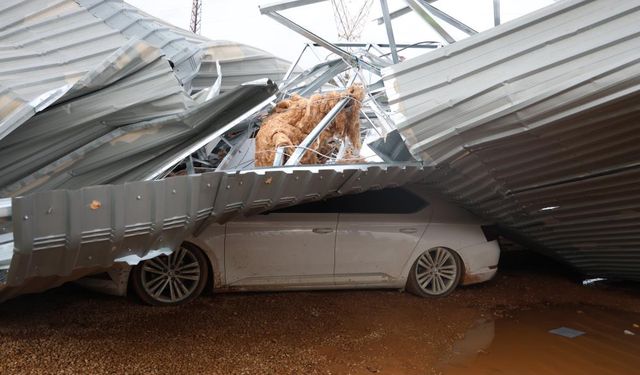 İskenderun'da dehşet anları: Fırtına çatıları uçurdu, 2 yaralı