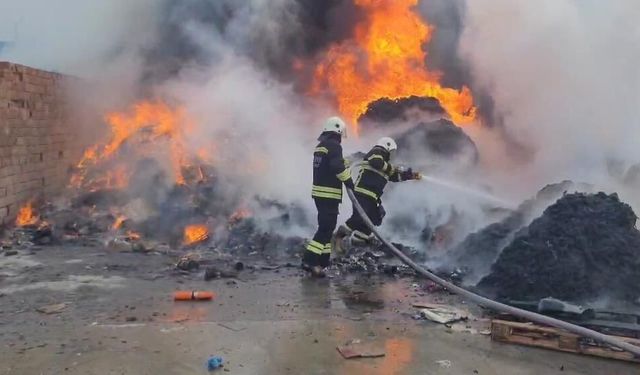 Süleymanpaşa'da geri dönüşüm tesisi alevlere teslim oldu