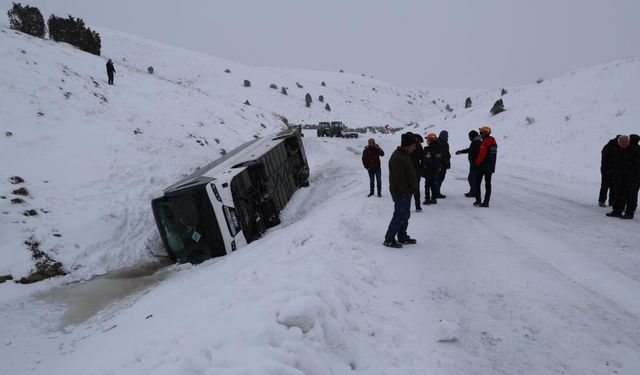 Sivas'ta cenaze acısına kaza acısı da eklendi: 20 kişi yaralandı!