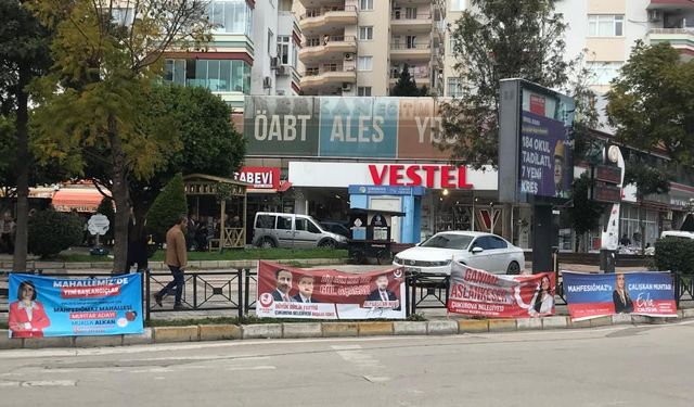 Adanalılar seçim afişlerinden rahatsız: "Çevre kirliliği oluşuyor"