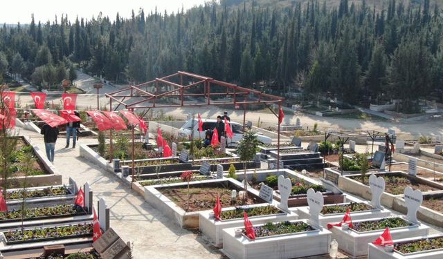 Adana'da deprem acısı dinmedi: Kabasakal Mezarlığı bayraklarla donatıldı