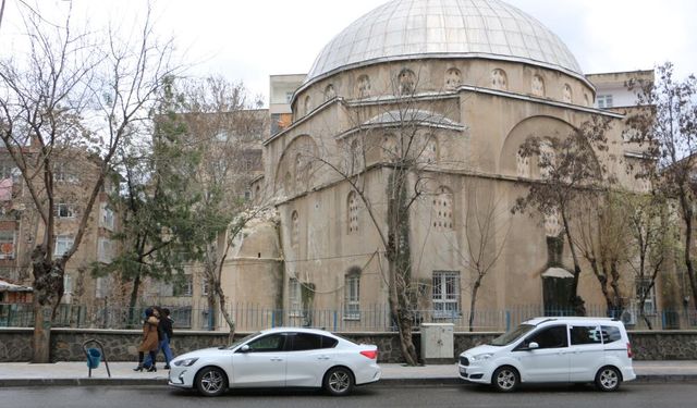 Diyarbakır'da depremden etkilenen 21 camiden 12'sinin yıkımı devam ediyor