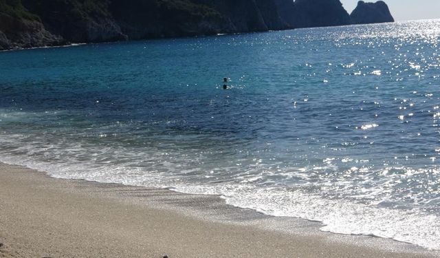 Alanya'da yazdan kalma hava: Turistler plajları doldurdu!