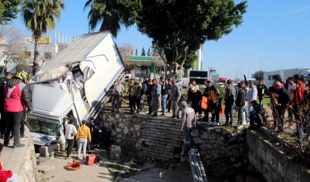Kepez'de feci kaza: Kamyonetler çarpıştı, sürücü kanala uçtu