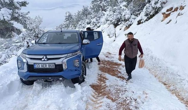 Kar yağışı Mut'ta hayatı olumsuz etkiledi, belediye erzak yardımı yaptı