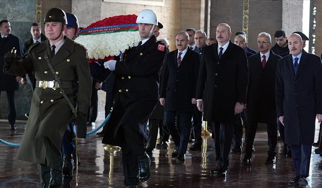 Aliyev, Anıtkabir'i ziyaret ederek Atatürk'e saygı duruşunda bulundu