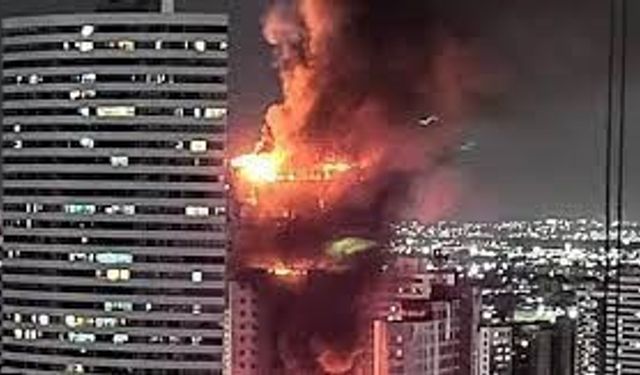 Brezilya’nın Recife kentinde 33 katlı bir binanın en üst katında çıkan yangın kısa sürede tüm binayı sardı