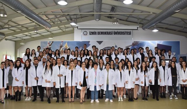İzmir Demokrasi Üniversitesi Diş Hekimliği Fakültesi'nde beyaz önlük heyecanı!