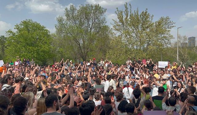 ODTÜ öğrencileri Devrim Sahnesi'ni geri almak için rektörlük önünde eylemde!