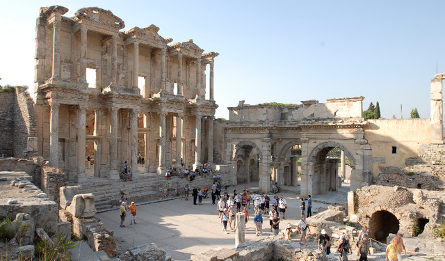 Efes Antik Kenti: Tarihin Işıltılı Mirası