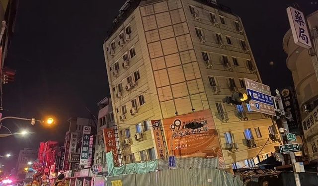 Tayvan’daki 6.2 büyüklüğünde meydana gelen depremde, tadilattaki otel yan yattı!